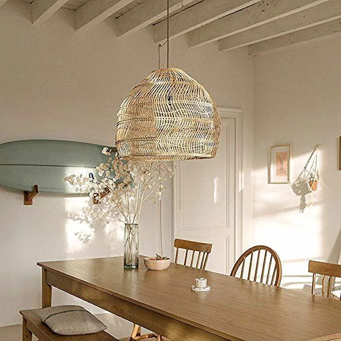 Плетеная люстра в интерьере Jolie suspension en osier qui apporte naturel, chaleur et lumière douce. Elle ha