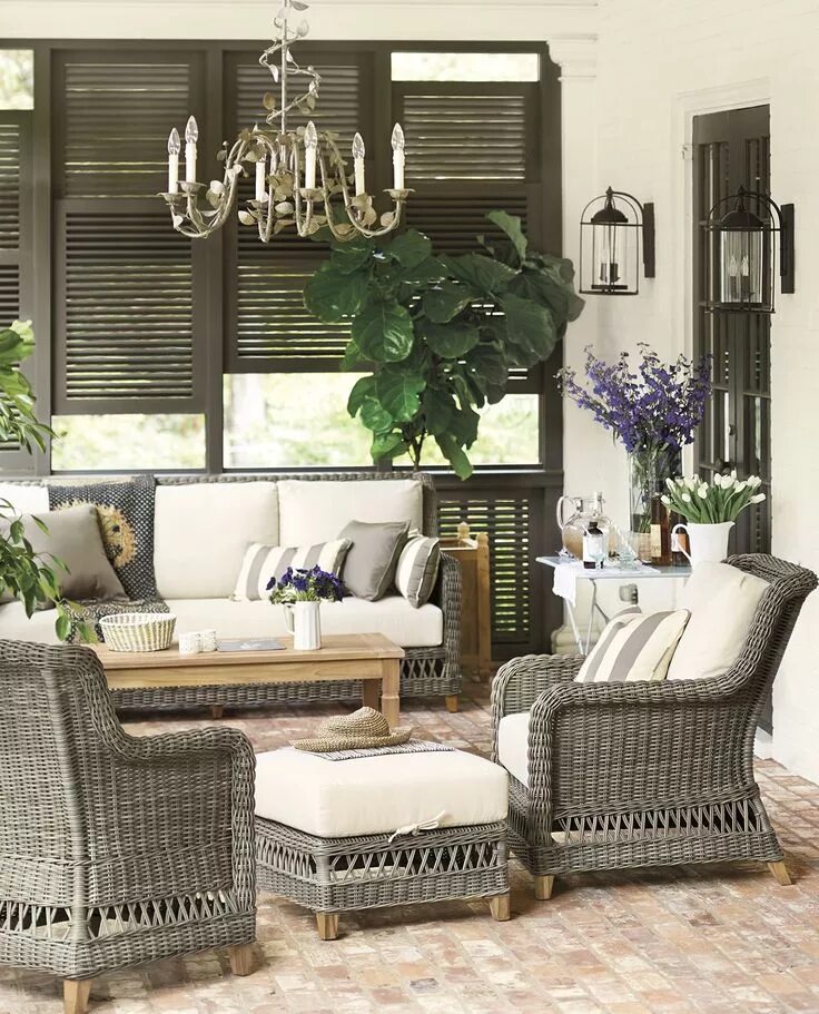 Плетеная мебель интерьер Outdoor Rooms: Laurel Collection is perfectly suited to this Sout... Porch furni