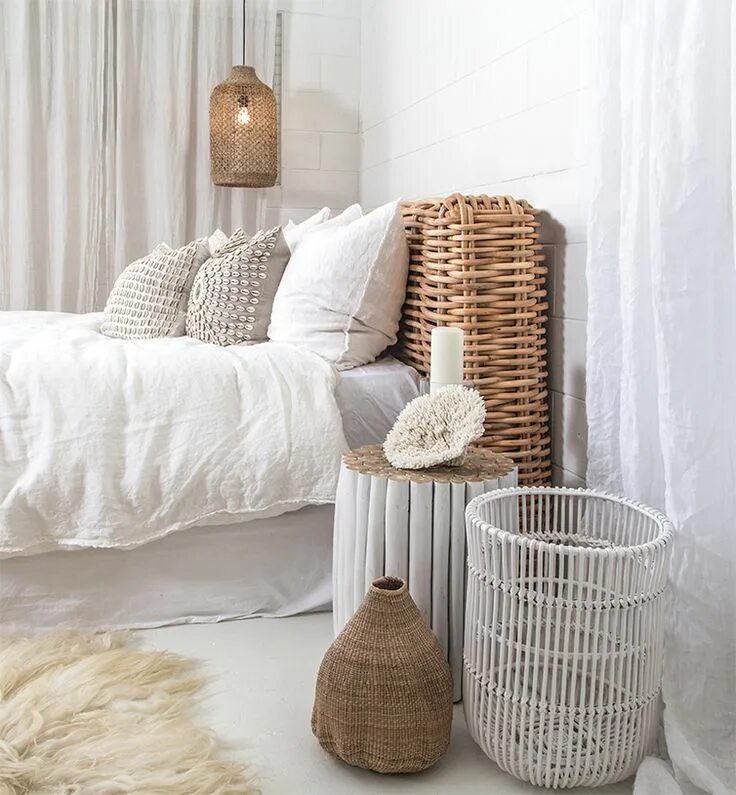Плетеная стена в интерьере Uniqwa Furniture Zulu Bed Head, Takke Side Table, Taba Basket & Lili Pendant Lig