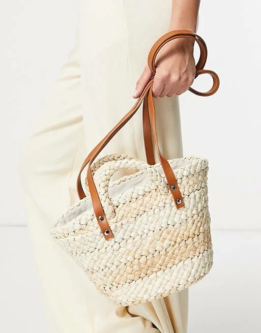 Плетеная сумка тренд Pull&Bear - Gewebte Korbtasche mit Umhängeriemen in Beige ASOS