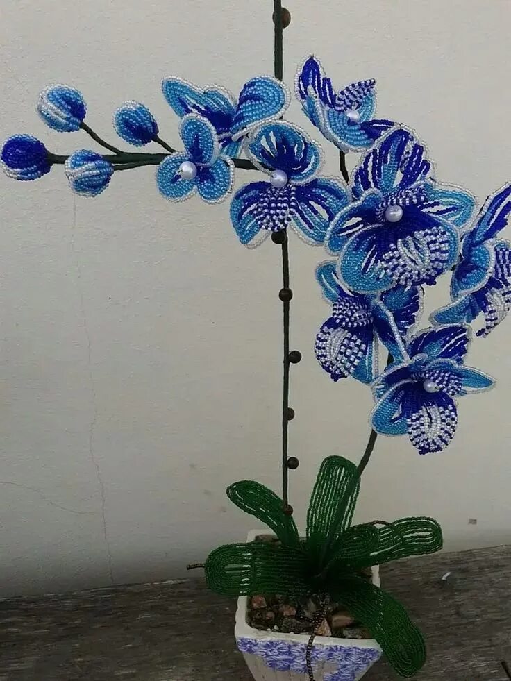 Плетение из бисера орхидеи фото Pin on Бисерная флористика . Seed bead flowers, Beaded flowers, French beaded fl