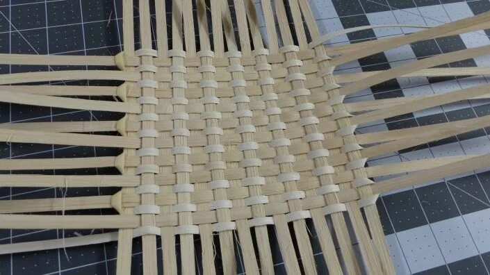 Плетение из бумаги фото Continuous Weave Filled Basket Base Basket weaving, Basket weaving patterns, Wea