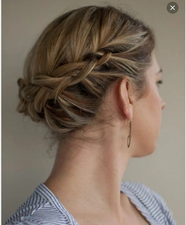 Плетение коротких волос фото Simple braided updo. Short hair updo, Medium length hair styles, Hair romance