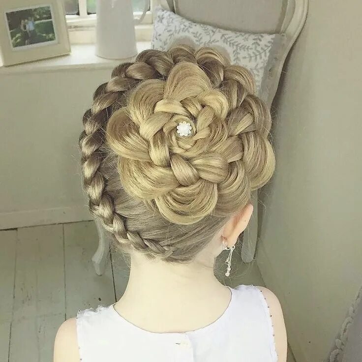Плетение кос прически для девочки Анна Герман Flower girl hairstyles, Girl hairstyles, Hair styles 2017