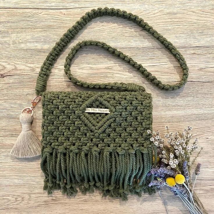 Плетение сумок в стиле макраме Channel a more casual vibe with an over the shoulder bag (with a removable strap
