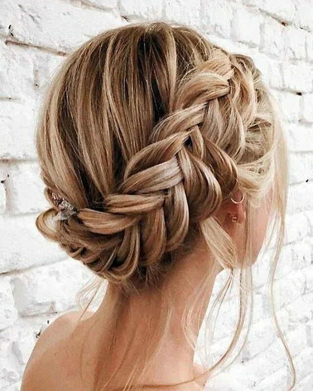 Плетение волос на средние волосы фото Shop this Instagram from @ruedeseinebridal Braids for short hair, Braided hairst