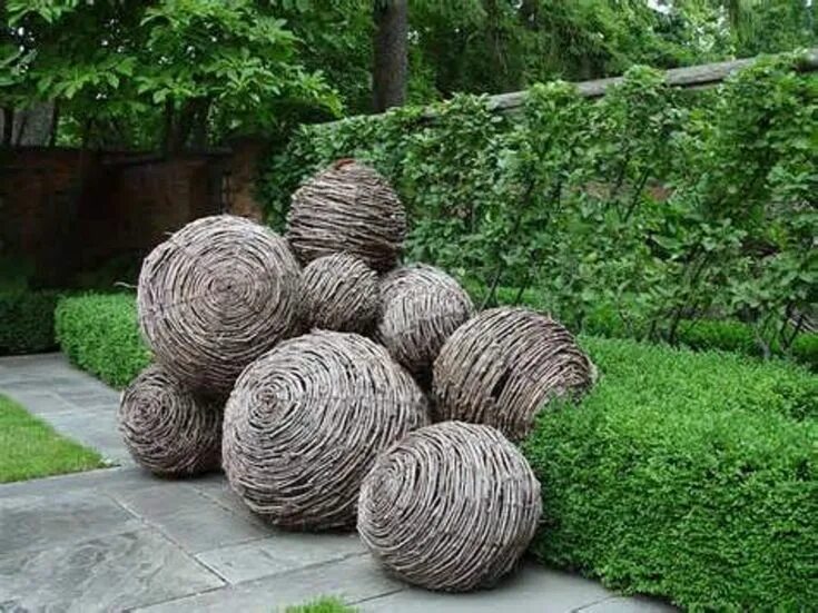 Плетеные деревья в ландшафтном дизайне фото idea to make garden spheres with grapevine and hypertufa slurry Garden spheres, 