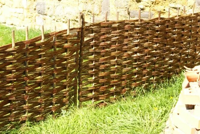 Плетеные заборы своими руками фото Как сделать плетеный забор Wood, Decorative wicker basket, Firewood