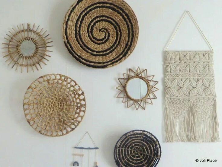 Плетеный декор на стену Une accumulation de paniers ronds, miroirs en rotin et tissages en macramé sur u