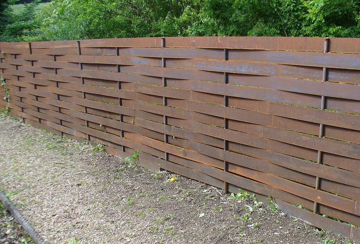 Плетеный забор из досок фото Found on Bing from www.metallurgi.co.uk Backyard fences, Garden fence panels, Fe