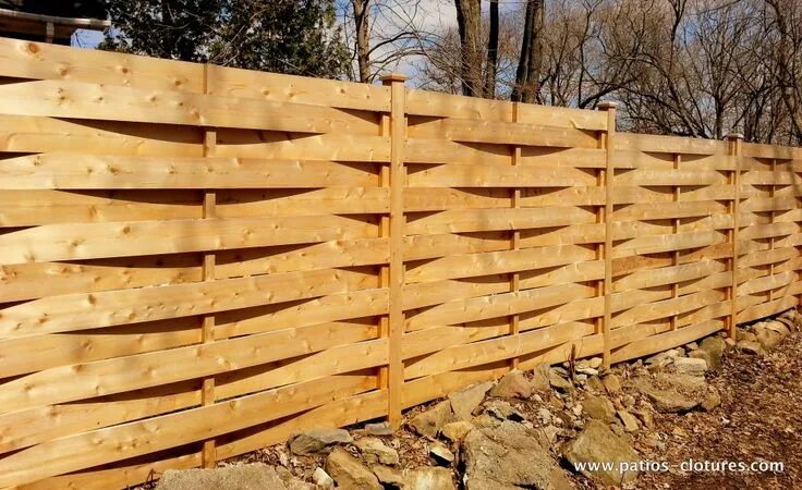Плетеный забор из досок фото Basket weave fence Patios et Clôtures Beaulieu Fence design, Wood fence design, 