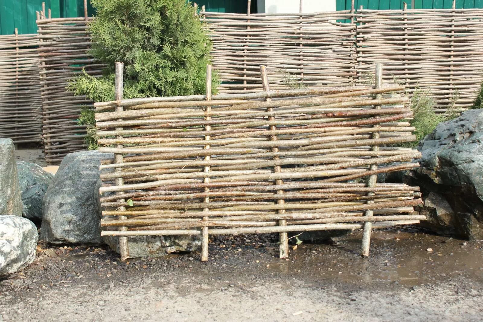 Плетеный забор из пластика цены и фото Плетенный забор из орешника. Плетень декоративная, размер 1х0,5 метра: купить в 