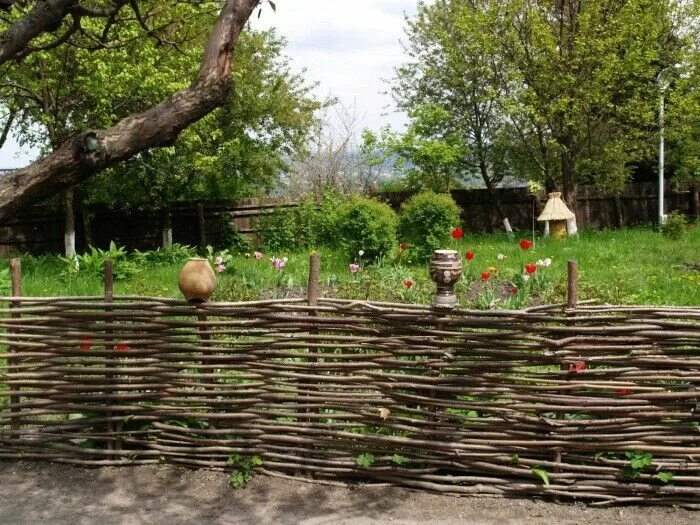 Плетеный забор из веток фото Pin on Необычные заборы. Wood fence design, Fence design, Wood fence