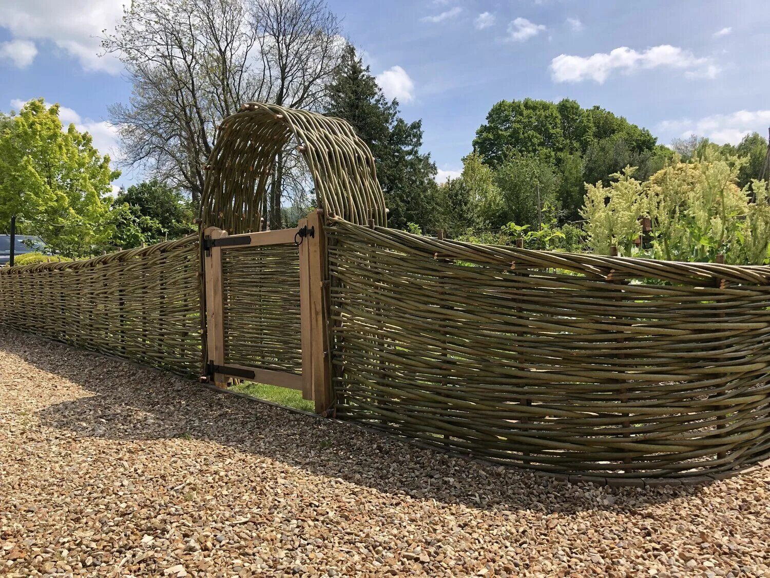 Плетеный забор из веток фото Woven Willow Gates & Arches - WonderWood Pallet projects garden, Westbury garden