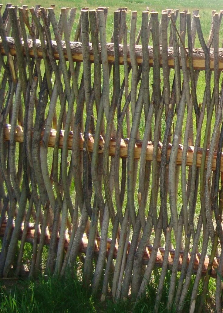 Плетеный забор из веток фото Pin by Олег on забор Rustic garden fence, Natural fence, Garden gates and fencin