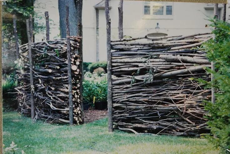 Плетеный забор из веток фото Pin on Austin 3.0 Natural fence, Rustic fence, Garden structures
