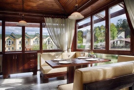 Плезир уютная усадьба ул богатырева 7 фото Особую атмосферу дарят панорамные окна по всему периметру ресторана - Picture of