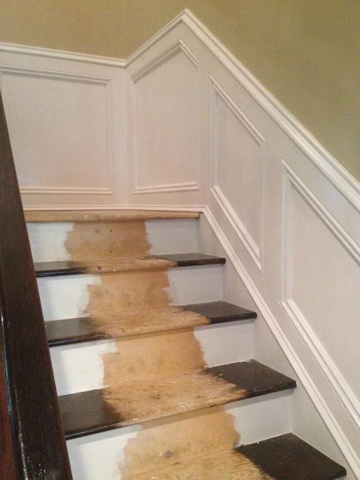 Плинтус на лестнице фото Stairway Staircase remodel, Wainscoting, Stairs