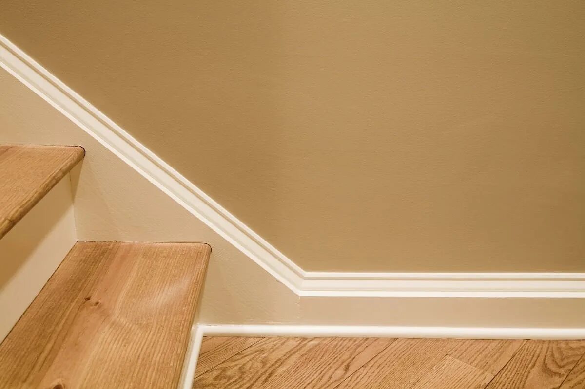 Плинтус на лестнице фото How To Put Baseboard On Stairs Storables