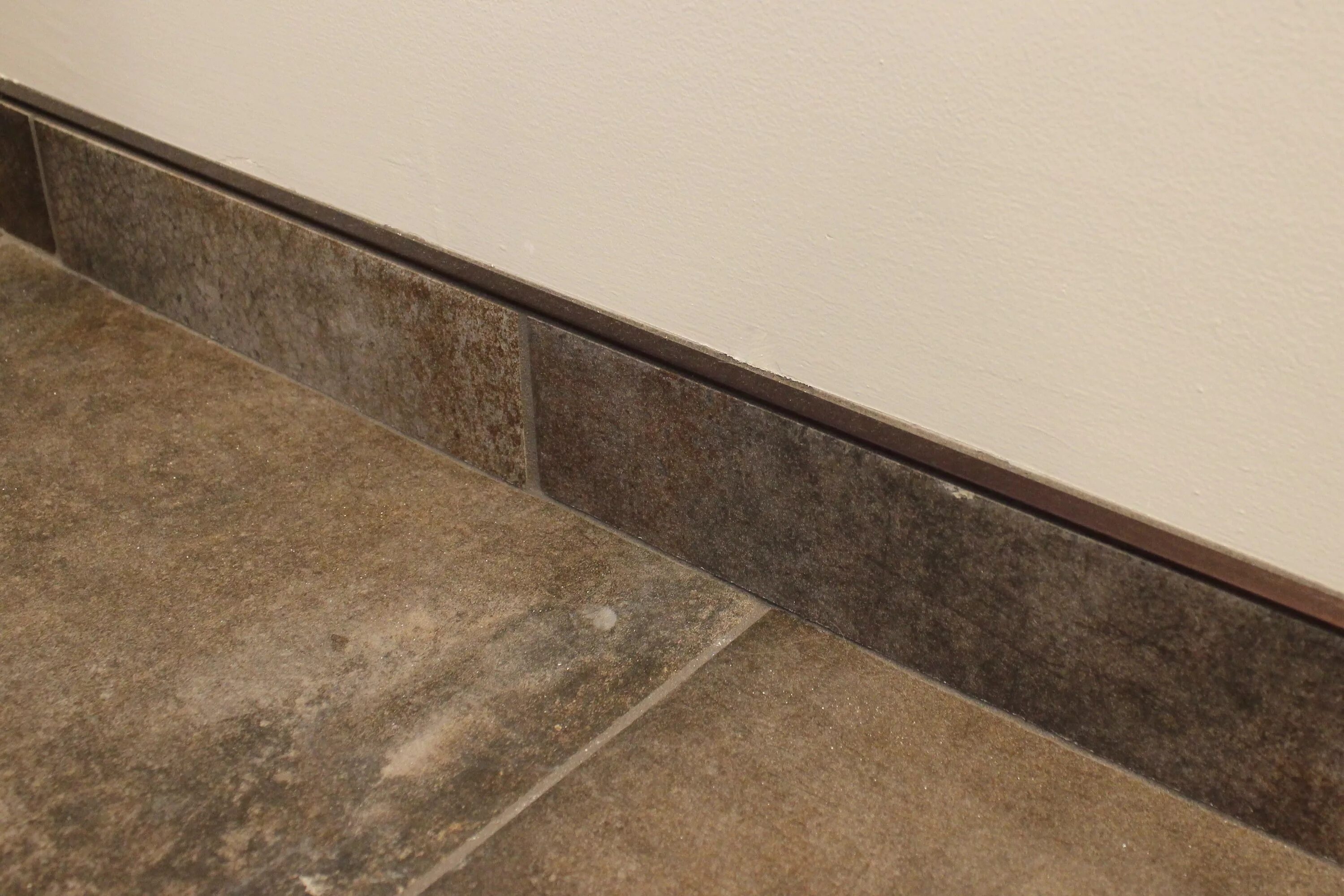 Плинтус на плитку на пол фото Schluter tile baseboard Tile baseboard, Pebble tile shower, Custom tile shower