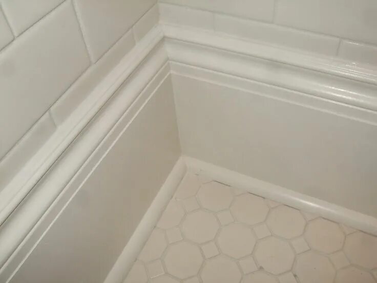 Плинтус на плитку на пол фото Bathroom Baseboard Molding and Tile