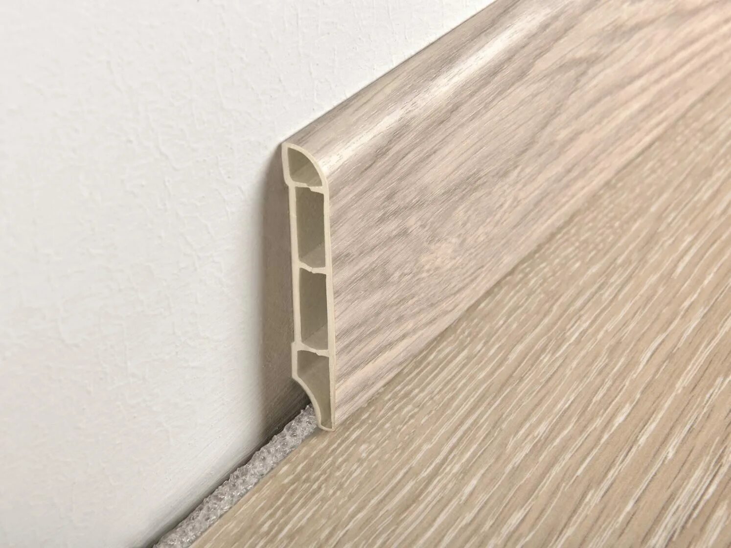 Плинтус напольный пластиковый фото Плинтус пластиковый из ПВХ SKIRTING 7011 - G-PROFIL