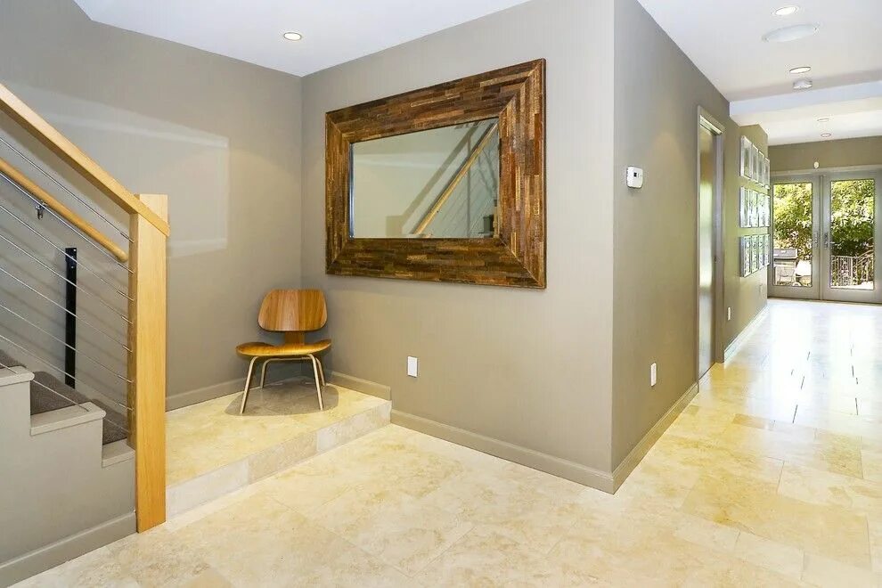 Плинтус напольный в интерьере современные тенденции Greige wall, darker baseboards, travertine floor Floor tile design, House design