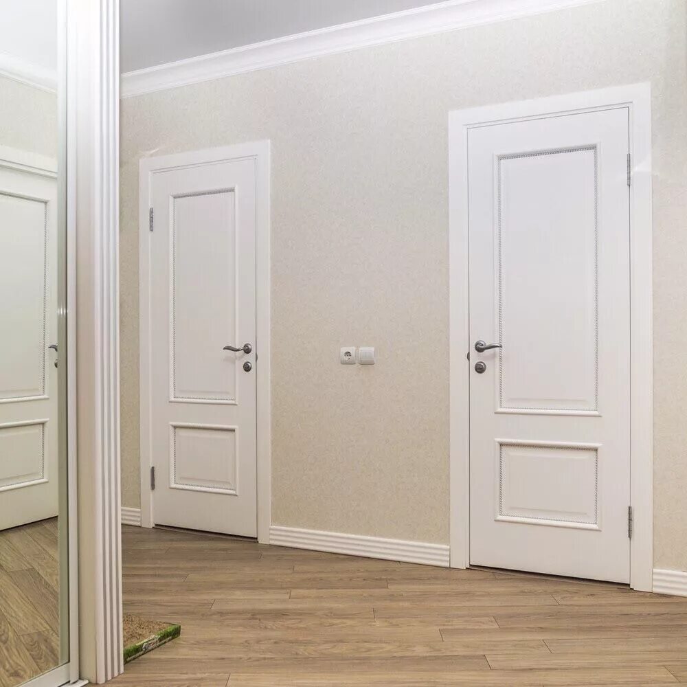 Плинтус под двери фото Белые двери RuLes в интерьере #дверь #межкомнатная #интерьер #русскийлес Интерье