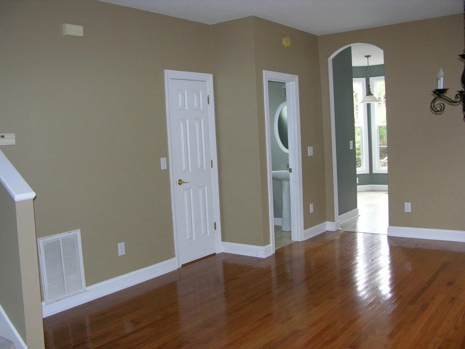 Плинтус под цвет стен в интерьере Choosing Interior Paint Colors ... Sterling Property Services: Choosing Paint Co