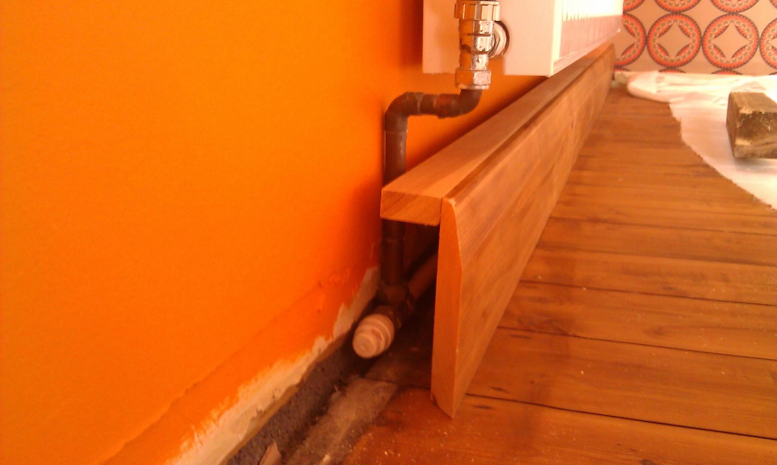 Плинтус под трубы отопления фото has anyone hidden radiator pipes behind skirting board? Hide pipes, Bathroom dec