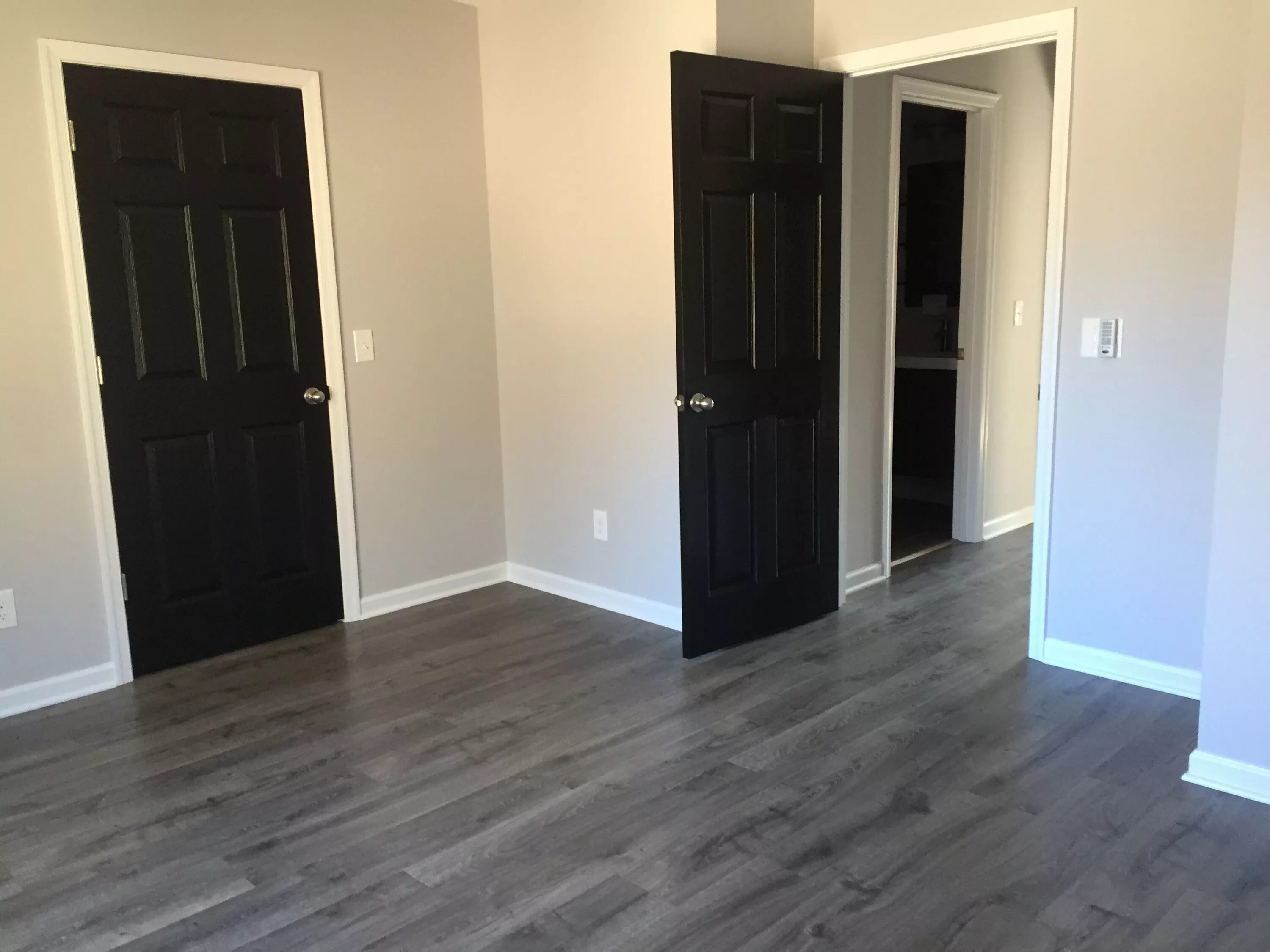 Плинтус пол и дверь фото Pin on Casas House flooring, Black interior doors, Grey flooring