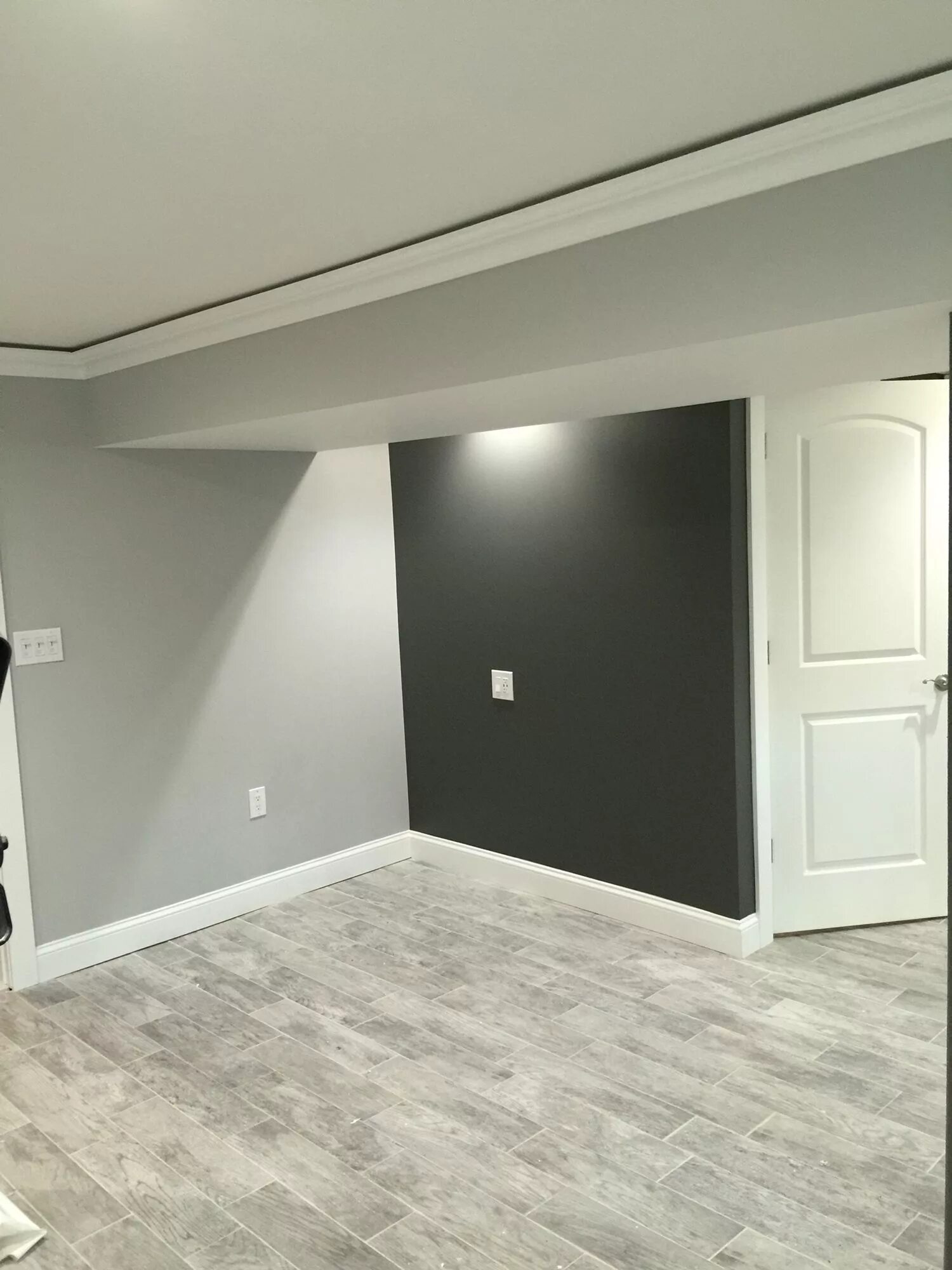 Плинтус серого цвета в интерьере Kendall charcoal Benjamin Moore and stonington gray - amazing together. Flooring