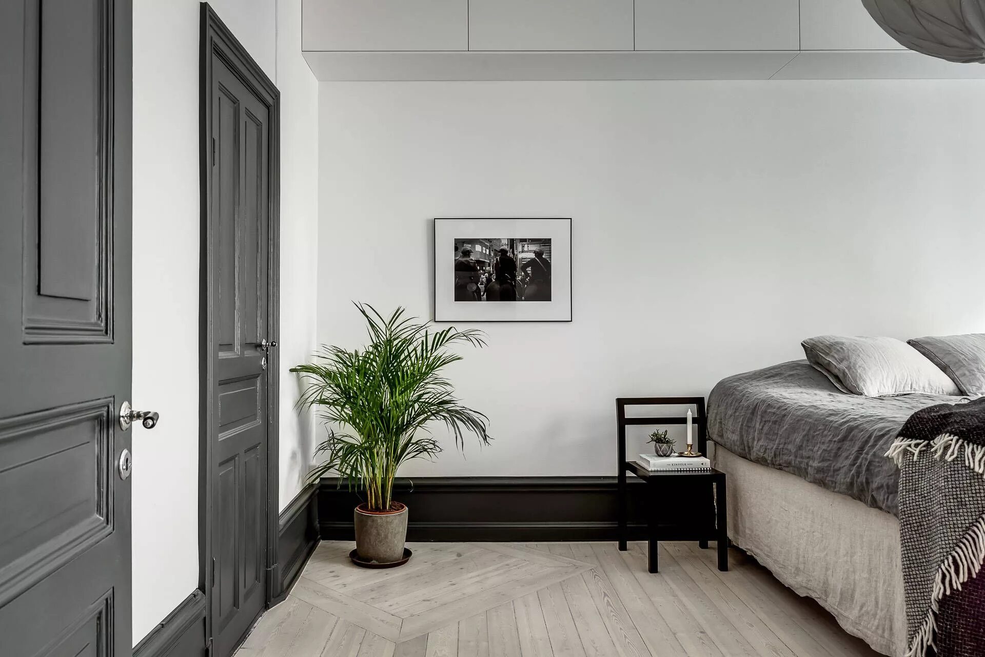 Плинтус серого цвета в интерьере High contrast living space - COCO LAPINE DESIGN Apartment bedroom decor, Black i