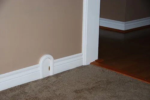 Плинтус в стене фото Mouse Door in Baseboard Einrichtungsideen, Einrichtung, Wohnung