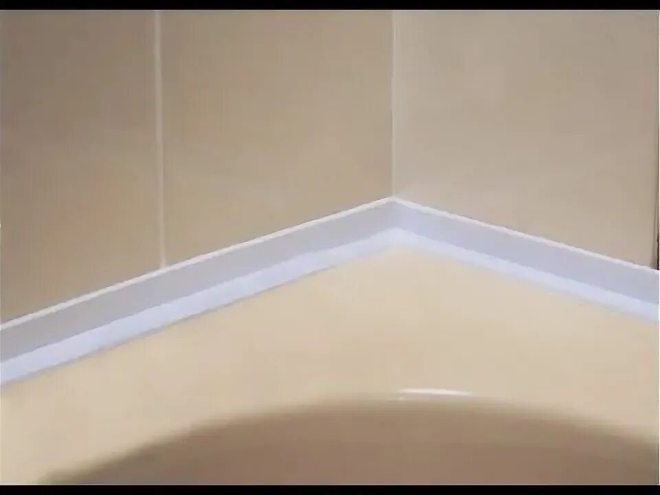 Плинтус в ванной фото Клеим бордюр между ванной и стеной - YouTube Полы для ванной, Бордюры для ванны,