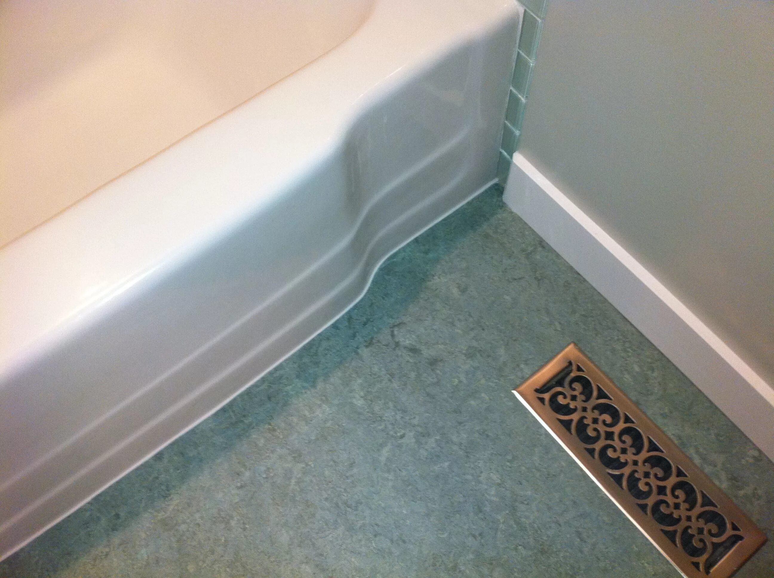 Плинтус в ванной фото Subway tile Alex Freddi Construction, LLC. Bathroom flooring, Bathroom baseboard