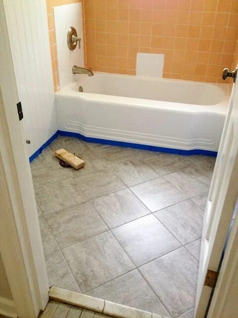 Плинтус в ванную комнату на пол фото Bathroom Redo: Grouted Peel and Stick Floor Tiles Peel and stick floor, Bathroom