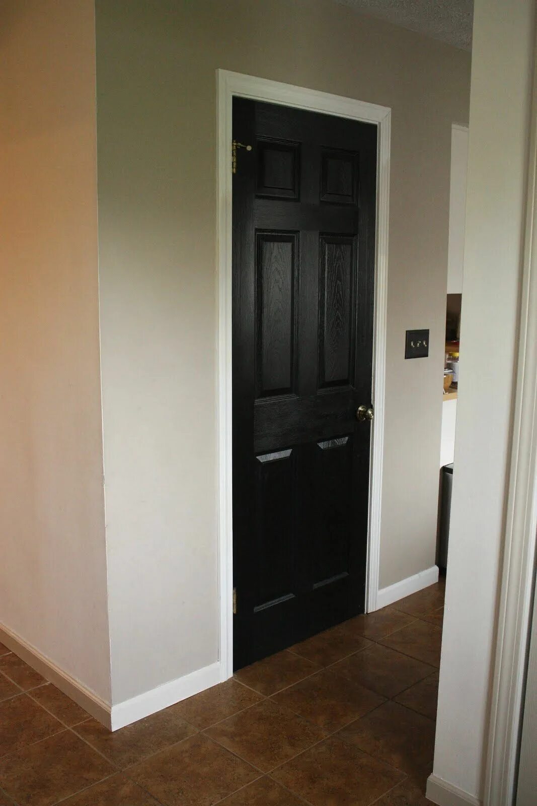 Плинтуса и двери фото black doors Black interior doors, Interior paint, Living room paint