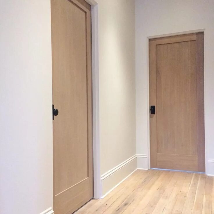 Плинтуса и двери фото Blonde floors, white oak doors, black hardware Wood doors interior, Doors interi
