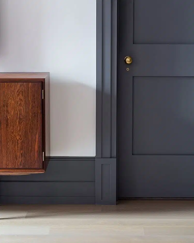 Плинтуса и двери фото Contrasting Trim Ideas (Dark Trim, Light Walls) - Jenna Kate at Home Dark trim, 