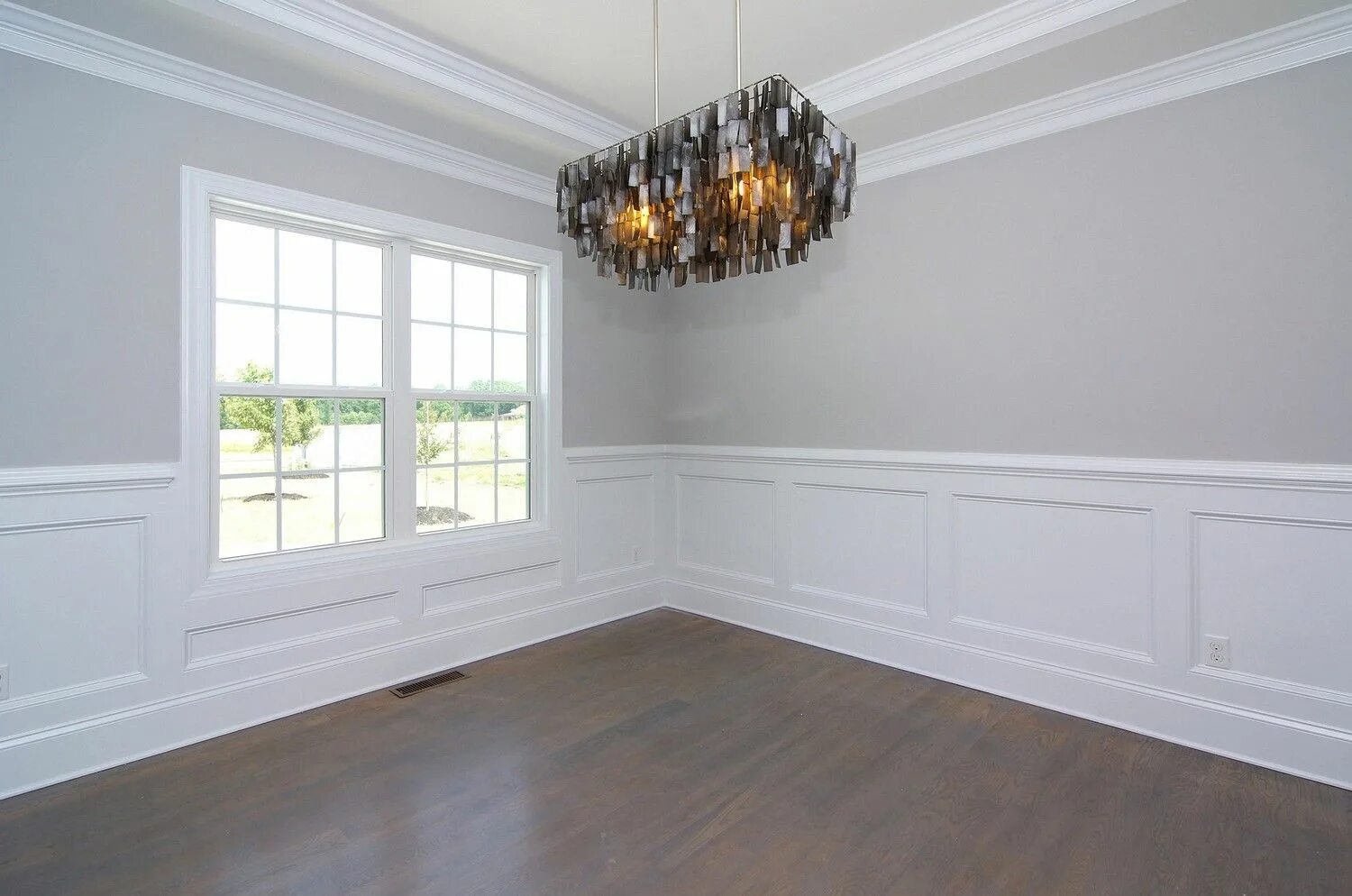 Плинтуса настенные декоративные с обоями в интерьере First Floor Master Homes Raleigh - Stanton Homes Dining room wainscoting, White 