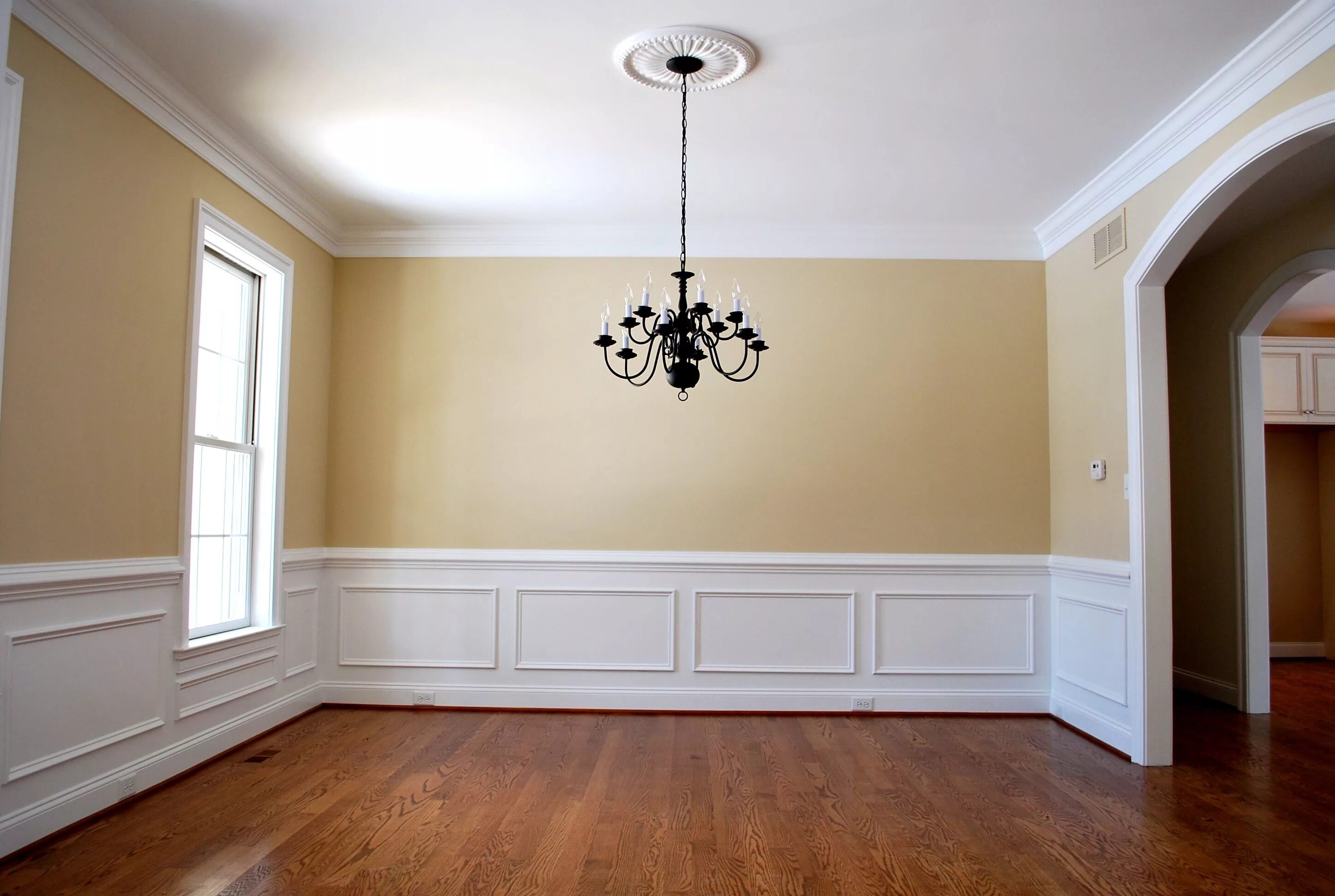 Плинтуса настенные декоративные с обоями в интерьере Loading... Dining room wainscoting, Yellow dining room, White wainscoting