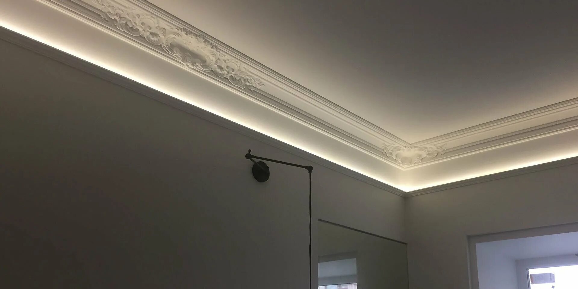Плинтуса под потолок фото Плинтус под натяжной