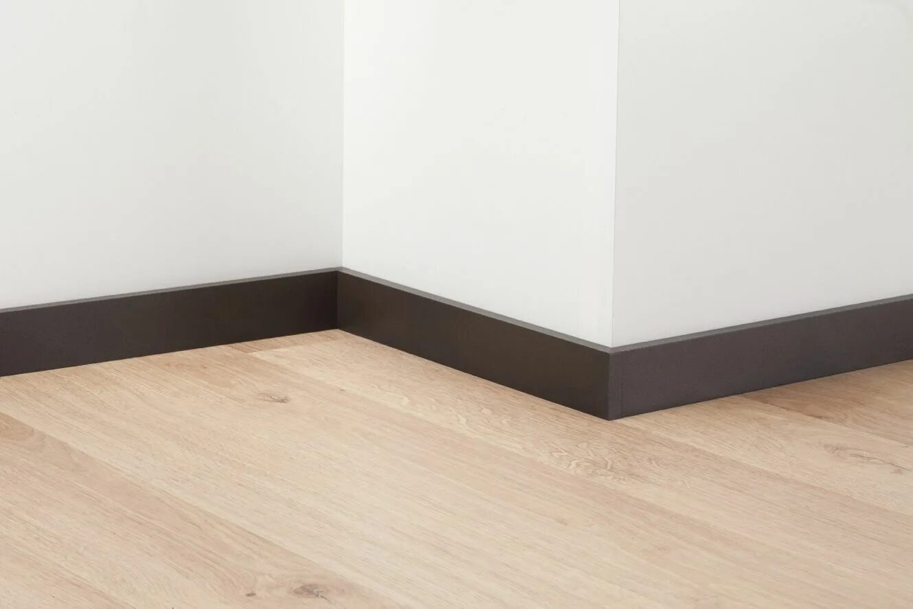 Плинтуса серые фото Battiscopa passacavi Battiscopa, Doccia a pavimento, Pavimenti in legno rustico