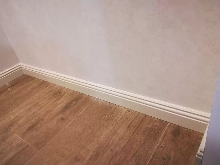 Плинтуса в интерьере квартирах фото deario-mdf