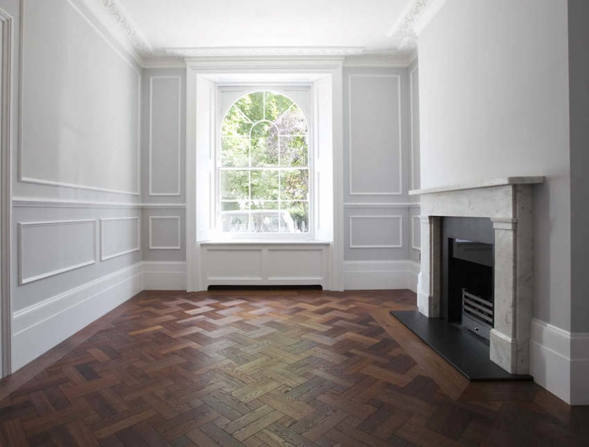Плинтуса в интерьере в современном стиле Boxy Boring Bedroom? And Some Unusual Solutions Dark living rooms, Herringbone w