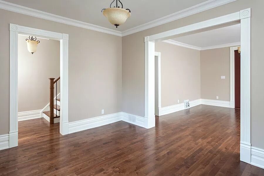 Плинтуса в интерьере в современном стиле фото Main floor renovation. Pareti casa beige, Arredamento salotto idee, Progettazion