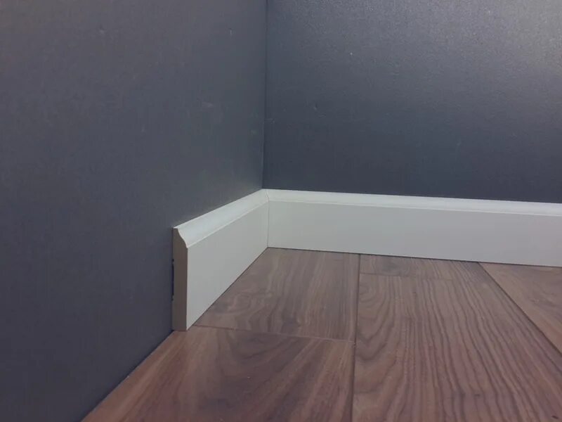 Плинтуса в современном интерьере Плинтус под покраску Ultrawood Base 001 i 2000 × 83 × 12 купить по цене 300 ₽