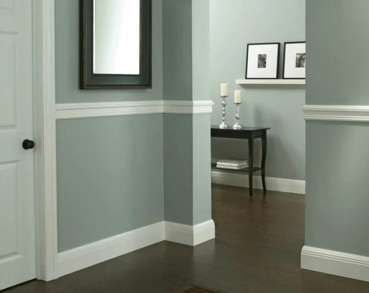 Плинтуса в современном интерьере Коридор House paint interior, Wainscoting styles, Paint colors for living room