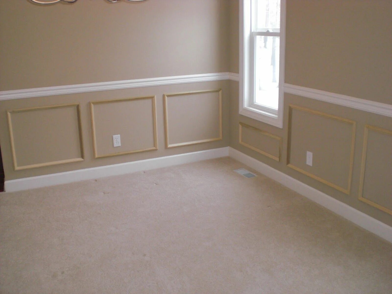 Плинтуса в цвет стен в интерьере фото picture frame under Windows in 2019 Wainscoting kitchen, Dining room wainscoting